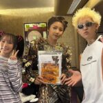 Lilas Ikuta Instagram - #Coachella  88RISING FUTUERSステージで ご一緒したアーティストの皆さんと📷 素晴らしいパフォーマンスで次々と繋がれていったステージ。最初から最後まで釘付けで、リスペクトがさらに増しました。ご一緒できて光栄でした😌✨