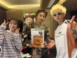 Lilas Ikuta Instagram - #Coachella  88RISING FUTUERSステージで
ご一緒したアーティストの皆さんと📷

素晴らしいパフォーマンスで次々と繋がれていったステージ。最初から最後まで釘付けで、リスペクトがさらに増しました。ご一緒できて光栄でした😌✨
