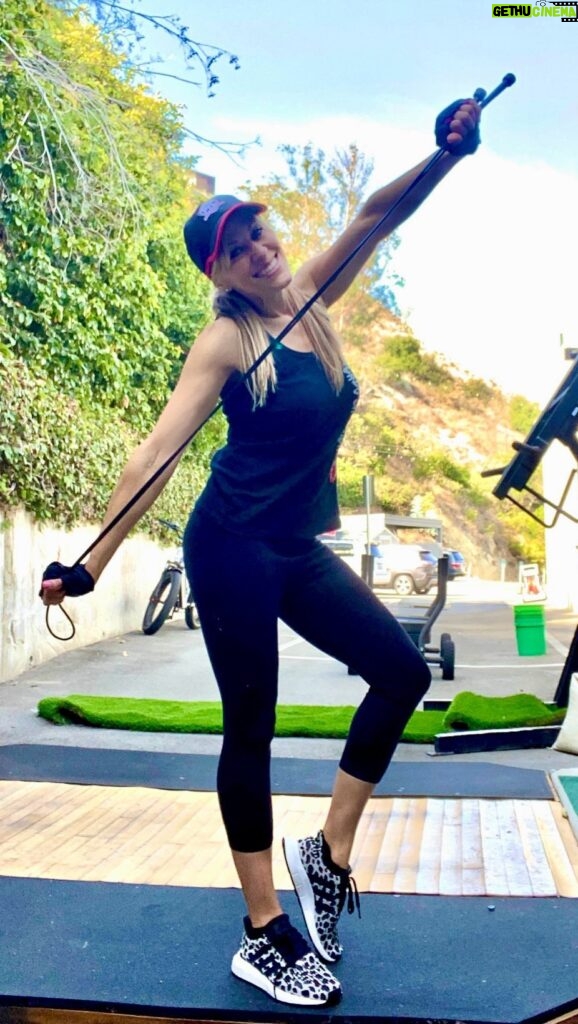 Lilián García Instagram - Want a quick pick me up?? Start jumping rope! It’s one of the best exercises to reduce stress, help with bone health, great cardio, improves coordination & balance, burns calories, improves shoulder strength, and is just downright fun!!! 🤩 So pickup a jump rope and let’s jump into the weekend like…🙃 . . #fridayfitness #jumprope #jumpingrope #fitnessatanyage