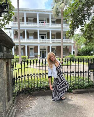 Lilián García Instagram - Happy Memorial Day weekend!!! 🇺🇸

Spending the weekend with my sis @daliagarciaartist in beautiful Charleston, SC. 🌴

Our father was a LT Colonel in the US Army so we saw first hand what he sacrificed. Thank you to all our service men & women both active and retired who fight for our freedoms everyday so that people like us can enjoy the beauty of this world.🌎 

God bless! 🫡
.
.
#memorialdayweekend #memorialday #usa #servicemenandwomen #usarmy #vets