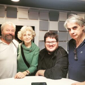 Lilian Blanc Instagram - 📻 Hoje foi dia de gravação de entrevista no Programa Antenados, da @radiobandeirantes, com o jornalista @danilogobatto

🎤 Os atores @brianpenido, @lilian.blanc e o diretor Eduardo Tolentino contaram detalhes do espetáculo Tio Vânia, além de diversas histórias do Grupo Tapa. Em breve, divulgaremos as informações da veiculação.

#grupotapa #tchekhov #teatrosp #experimenteteatro #arte #sescsantana #sescsp
