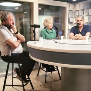 Lilian Blanc Instagram - 📻 Hoje foi dia de gravação de entrevista no Programa Antenados, da @radiobandeirantes, com o jornalista @danilogobatto

🎤 Os atores @brianpenido, @lilian.blanc e o diretor Eduardo Tolentino contaram detalhes do espetáculo Tio Vânia, além de diversas histórias do Grupo Tapa. Em breve, divulgaremos as informações da veiculação.

#grupotapa #tchekhov #teatrosp #experimenteteatro #arte #sescsantana #sescsp