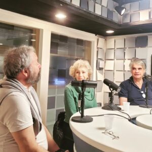 Lilian Blanc Instagram - 📻 Hoje foi dia de gravação de entrevista no Programa Antenados, da @radiobandeirantes, com o jornalista @danilogobatto

🎤 Os atores @brianpenido, @lilian.blanc e o diretor Eduardo Tolentino contaram detalhes do espetáculo Tio Vânia, além de diversas histórias do Grupo Tapa. Em breve, divulgaremos as informações da veiculação.

#grupotapa #tchekhov #teatrosp #experimenteteatro #arte #sescsantana #sescsp