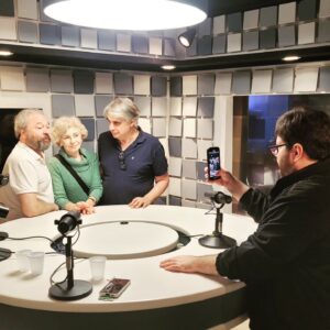 Lilian Blanc Instagram - 📻 Hoje foi dia de gravação de entrevista no Programa Antenados, da @radiobandeirantes, com o jornalista @danilogobatto

🎤 Os atores @brianpenido, @lilian.blanc e o diretor Eduardo Tolentino contaram detalhes do espetáculo Tio Vânia, além de diversas histórias do Grupo Tapa. Em breve, divulgaremos as informações da veiculação.

#grupotapa #tchekhov #teatrosp #experimenteteatro #arte #sescsantana #sescsp