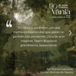 Lilian Blanc Instagram – Neste fim de semana, deixei o adoecido Rio de Janeiro, doente da alma, em estado grave, mas possível de cura, e fui a São Paulo para visitar dois grandes artistas.

Francis Bacon, em sua primeira exposição individual no Brasil, no MASP, e Anton Tchekhov, através de seu Tio Vânia, texto irretocável apresentado pelo também irrepreensível Grupo TAPA, no Sesc Santana.

Umberto Eco nos ensina “que uma obra de arte, longe de ser uma entidade fechada em si, passa a existir no contato com o receptor, e renasce a cada nova interação com um novo espectador ou ouvinte. A fruição artística é, na verdade um diálogo”.

Eu dialoguei profundamente com Bacon-Tchekhov. O resultado é que não sou mais o mesmo,  a minha cabeça e o meu coração transbordam em sensações, reflexões, alegrias, medos, dores, e vida.

O diálogo com essas duas obras de arte fizeram eu sentir com o pensamento, como nos indica Fernando Pessoa.

Durante a apresentação magistral de Tio Vânia, pelo Grupo TAPA, pude sentir o silêncio desesperado de uma plateia difícil,  sendo revirada em suas entranhas em tempos digitais e corridos, com isso,  eu me emocionei com a grandeza e o poder do TEATRO.

O Teatro é arte revolucionária, indomável, que nem os toques infernais dos celulares durante a encenação, e toda a tecnologia, serão capazes de impedir que ele fale, através dos séculos, que estabeleça um dialogo sincero com o ser humano.

Cara a cara, com franqueza, Tio Vânia disse aos presentes no Sesc Santana, sem rodeios, o quanto somos frágeis, solitários, finitos, necessitados de amor, compaixão, que precisamos ter esperanças e sonhos, até no túmulo.

Tio Vânia nos alerta que vivemos numa Terra que deve ser cuidada, ou ela irá nos tragar, sem piedade, com suas águas, seus ventos, pelo calor ou frio, e seremos abraçados pelas sombras da morte.

No programa impresso do Grupo TAPA, há uma frase da peça Tio Vânia que nos indaga se “os que virão depois de nós, daqui a 100 ou 200 anos, e para quem abrimos caminhos, vão falar bem de nós?”  A resposta, no momento, é NÃO!

Nós estamos nos destruindo, a cada instante, ao destruir tudo o que a Nature

#grupotapa #tchekhov #teatrosp #experimenteteatro #arte #sescsantana #sescsp