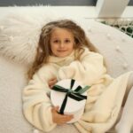 Liliia Rebryk Instagram - Колись це будуть не просто фото, а дійсно безтурботний стан душі «в пошуках подарунків…». …А зараз- просто як нагадування, що завтра новий Рік. Свято, яке в дитинстві завжди нагадувало про диво. Тоді здавалося, з 1 січня все буде якнайкраще! Так і буде! Колись…🙏🏻🤞🏻 А поки що- всім нам віри! Міцної та непорушної. Та надії 💙💛 Фото очима чудової @tsaruk.photo 🩷