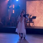 Liliia Rebryk Instagram - Якби мене попросили одним словом охарактеризувати українців, я б просто не змогла ОДНИМ. Бо ми — титани. Ми — міць, незламність, ми — мудрість і воля. І тому для мене була велика честь вести цьогорічний Благодійний Віденський бал. Бо саме міцні, незламні, мудрі, вільні люди були його учасниками і саме для таких людей ми разом збирали кошти. Захисники і захисниці, ветерани, поранені дітки і дорослі. Пишаюся тим, що була поруч з вами. Завдяки благодійному аукціону під час балу ми зібрали майже один мільйон гривень. Всі кошти підуть на підтримку проектів Благодійної організації «SOS Дитячі Містечка Україна», на відпочинок дітей ветеранів і дітей загиблих захисників і захисниць України у пригодницькому таборі “Строкаті Єноти”, який також засновано ветеранами війни. А також на дизельні генератори для вагонів, які перевозять поранених бійців. Відчуваєте в собі силу, маєте можливість, не хочете бути осторонь: допомагайте, донатьте. Підтримуйте! В цьому також наша сила — сила українців! @viennese_ball_kyiv Foto @viktorygolovina
