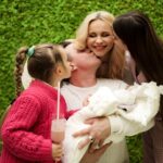 Liliia Rebryk Instagram - Привіт, Адель ✨ Сьогодні ти спала першу ніч вдома — у ліжечку, яке ми з такою любовʼю добирали для тебе 🩷 Поруч з нами, батьками, і твоїми сестричками. Вчора був такий емоційний день: тебе зустрічали з весняними квітами, з посмішками, сміхом. Тобі бажали щастя і миру, а нам — терпіння 😉 І я впевнена, все обовʼязково здійсниться, бо ж ми тепер — велика, дружня команда. І в нашій #дикасімейка — один за одного горою! Ти знаєш, нам навіть звикати не довелося до третього батьківства: у @leleka_clinic , де ти народилася, все було з такою турботою і таким доглядом за тобою і мною, що ми просто насолоджувалися одна одною, моя дівчинко. І за це я дуже вдячна лікарям і медперсоналу. І особливо дякую @shemyakina_natalya , яка прийняла тебе у цей світ. Рости, донечко, будь щасливою! Пізнавай світ і люби життя. В нас попереду — дуже-дуже довга щаслива дорога 💖 Foto @tsaruk.photo 🫶🏻