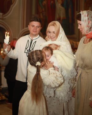 Liliia Rebryk Instagram - Такі дні, як цей, я забираю у скарбничку своїх щасливих спогадів. Бо щастя — це миті, коли відчував повну гармонію і спокій. Це — люди, які були поруч. Це — весна, сонце і зелень навколо. 

І відчувати у темні часи таке світло всередині — надзвичайно цінно. 

Це був дуже теплий в усіх сенсах день. Дуже затишний. Дуже сімейний. Дуже НАШ день. 

Хай янгол завжди оберігає нашу Аделіну🙏🏻. А хрещені @anatoliyanatolich та @irina_khomenko не дають йому відволіктися ні на мить 😉

Дякую за неймовірні вишиванки для нашої родини @vyshyvanka_by_vera 

Фото by @tsaruk.photo