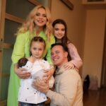 Liliia Rebryk Instagram - Привіт, Адель ✨ Сьогодні ти спала першу ніч вдома — у ліжечку, яке ми з такою любовʼю добирали для тебе 🩷 Поруч з нами, батьками, і твоїми сестричками. Вчора був такий емоційний день: тебе зустрічали з весняними квітами, з посмішками, сміхом. Тобі бажали щастя і миру, а нам — терпіння 😉 І я впевнена, все обовʼязково здійсниться, бо ж ми тепер — велика, дружня команда. І в нашій #дикасімейка — один за одного горою! Ти знаєш, нам навіть звикати не довелося до третього батьківства: у @leleka_clinic , де ти народилася, все було з такою турботою і таким доглядом за тобою і мною, що ми просто насолоджувалися одна одною, моя дівчинко. І за це я дуже вдячна лікарям і медперсоналу. І особливо дякую @shemyakina_natalya , яка прийняла тебе у цей світ. Рости, донечко, будь щасливою! Пізнавай світ і люби життя. В нас попереду — дуже-дуже довга щаслива дорога 💖 Foto @tsaruk.photo 🫶🏻