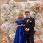 Liliia Rebryk Instagram - Якби мене попросили одним словом охарактеризувати українців, я б просто не змогла ОДНИМ. Бо ми — титани. Ми — міць, незламність, ми — мудрість і воля. І тому для мене була велика честь вести цьогорічний Благодійний Віденський бал. Бо саме міцні, незламні, мудрі, вільні люди були його учасниками і саме для таких людей ми разом збирали кошти. Захисники і захисниці, ветерани, поранені дітки і дорослі. Пишаюся тим, що була поруч з вами. Завдяки благодійному аукціону під час балу ми зібрали майже один мільйон гривень. Всі кошти підуть на підтримку проектів Благодійної організації «SOS Дитячі Містечка Україна», на відпочинок дітей ветеранів і дітей загиблих захисників і захисниць України у пригодницькому таборі “Строкаті Єноти”, який також засновано ветеранами війни. А також на дизельні генератори для вагонів, які перевозять поранених бійців. Відчуваєте в собі силу, маєте можливість, не хочете бути осторонь: допомагайте, донатьте. Підтримуйте! В цьому також наша сила — сила українців! @viennese_ball_kyiv Foto @viktorygolovina