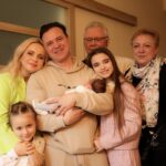Liliia Rebryk Instagram - Привіт, Адель ✨ Сьогодні ти спала першу ніч вдома — у ліжечку, яке ми з такою любовʼю добирали для тебе 🩷 Поруч з нами, батьками, і твоїми сестричками. Вчора був такий емоційний день: тебе зустрічали з весняними квітами, з посмішками, сміхом. Тобі бажали щастя і миру, а нам — терпіння 😉 І я впевнена, все обовʼязково здійсниться, бо ж ми тепер — велика, дружня команда. І в нашій #дикасімейка — один за одного горою! Ти знаєш, нам навіть звикати не довелося до третього батьківства: у @leleka_clinic , де ти народилася, все було з такою турботою і таким доглядом за тобою і мною, що ми просто насолоджувалися одна одною, моя дівчинко. І за це я дуже вдячна лікарям і медперсоналу. І особливо дякую @shemyakina_natalya , яка прийняла тебе у цей світ. Рости, донечко, будь щасливою! Пізнавай світ і люби життя. В нас попереду — дуже-дуже довга щаслива дорога 💖 Foto @tsaruk.photo 🫶🏻