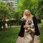 Liliia Rebryk Instagram - Не дозволимо ворогу красти наше життя у нас🫶🏻 Погодьтеся, навіть звичайні речі зараз- такі незвичайні. Наприклад дощ… Хочу, щоб попри все, ми знаходили для себе маленькі радощі. Ну або не засуджували тих, хто їх вміє знаходити. Look @pozdniakova_look 🤍 Video @tsaruk.photo 🤍