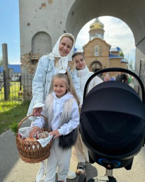 Liliia Rebryk Instagram - Христос Воскрес!

Миру та небесної підтримки нам всім🙏🏻🫶🏻