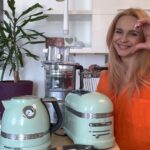 Liliia Rebryk Instagram - Млинці і смачний чай (за маминим ексклюзивним рецептом 😉) на сніданок! Тости — на перекус: кому у школу, кому на прогулянку. З технікою KitchenAid все робиться настільки швидко, наскільки потім… швидко зʼїдається 😂 Перевірено мамою трьох! Офіційний магазин техніки KitchenAid @kitchenaid.shop.ua P.S. Відео дивитись до кінця!