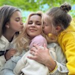 Liliia Rebryk Instagram - Мій новий рік 💛 Що змінилося в житті за ці 365 днів? Тепер я #маматрьох. І ці дівчата — моє найбільше щастя. Найвище досягнення. Найміцніша любов. І більше підсумків… не буде. Після тривожної ночі не так спокійно на душі. Я хочу просто хочу МИРУ. #дикасімейка ❤️❤️❤️❤️❤️