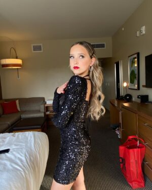 Lilliana Ketchman Instagram - pre grammys fit 💚
.
.
. thank you @misscircle_newyork for dressing me :)
.
#grammyshouse #grammys