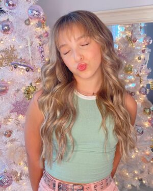 Lilliana Ketchman Instagram - snip snip ✂️ 
•
• @hair.by.thao slayed this look! I  found her in my hometown and she is incredible! 💕
•
•
#lillyk #hair #haircut #newlook #bangs #snipsnip