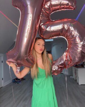 Lilliana Ketchman Instagram - IT’S MY BIRTHDAYYY 🎂 #15
.
. P.S. I took these pics in 5 seconds because my balloon started deflating 😭
.
.
#lillyk #fun #birthday #15yearsold #mybirthday #bday