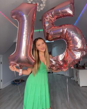 Lilliana Ketchman Instagram - IT’S MY BIRTHDAYYY 🎂 #15
.
. P.S. I took these pics in 5 seconds because my balloon started deflating 😭
.
.
#lillyk #fun #birthday #15yearsold #mybirthday #bday