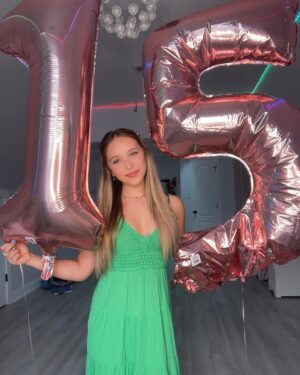 Lilliana Ketchman Instagram - IT’S MY BIRTHDAYYY 🎂 #15
.
. P.S. I took these pics in 5 seconds because my balloon started deflating 😭
.
.
#lillyk #fun #birthday #15yearsold #mybirthday #bday