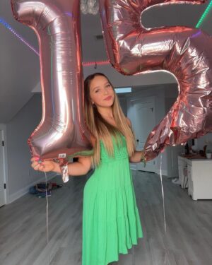 Lilliana Ketchman Instagram - IT’S MY BIRTHDAYYY 🎂 #15
.
. P.S. I took these pics in 5 seconds because my balloon started deflating 😭
.
.
#lillyk #fun #birthday #15yearsold #mybirthday #bday