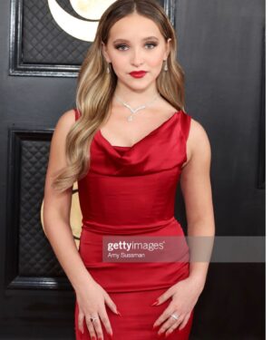 Lilliana Ketchman Instagram - guys I went to the GRAMMYS! WHAT?? such a surreal moment. swipe to see my full dress 🤭
.
.
. thanks so much @modaglamboutique for the dress, @saxon for the jewelry, and @lashbatz for making my eyes pop all night!! 💜
.
#lillyk #Grammys #gettyimages