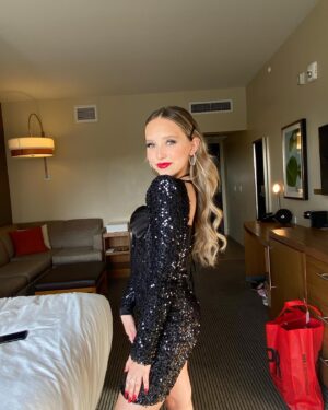 Lilliana Ketchman Instagram - pre grammys fit 💚
.
.
. thank you @misscircle_newyork for dressing me :)
.
#grammyshouse #grammys