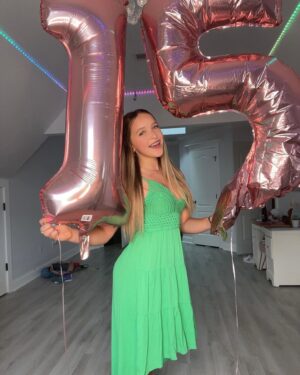 Lilliana Ketchman Instagram - IT’S MY BIRTHDAYYY 🎂 #15
.
. P.S. I took these pics in 5 seconds because my balloon started deflating 😭
.
.
#lillyk #fun #birthday #15yearsold #mybirthday #bday