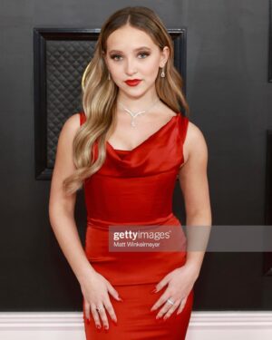 Lilliana Ketchman Instagram - guys I went to the GRAMMYS! WHAT?? such a surreal moment. swipe to see my full dress 🤭
.
.
. thanks so much @modaglamboutique for the dress, @saxon for the jewelry, and @lashbatz for making my eyes pop all night!! 💜
.
#lillyk #Grammys #gettyimages