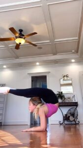 Lilliana Ketchman Instagram - comment FLEXIBILITY one letter at a time! 💗 . . . . #lillyk #dance #reels #fun #flexibility