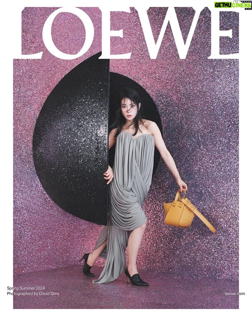 Lim Ji-yeon Instagram - LOEWE Spring Summer 2024 women’s campaign featuring our new Brand Ambassador Lim Ji-Yeon with the Hammock bag and a still life of the Squeeze bag. Photography David Sims Creative direction Jonathan Anderson Styling Benjamin Bruno Hair Jinhee Lim Make up Soye Lee Nails Ama Quashie Production Holmes Production Set design Poppy Bartlett See the campaign on loewe.com #LOEWE #LOEWESS24
