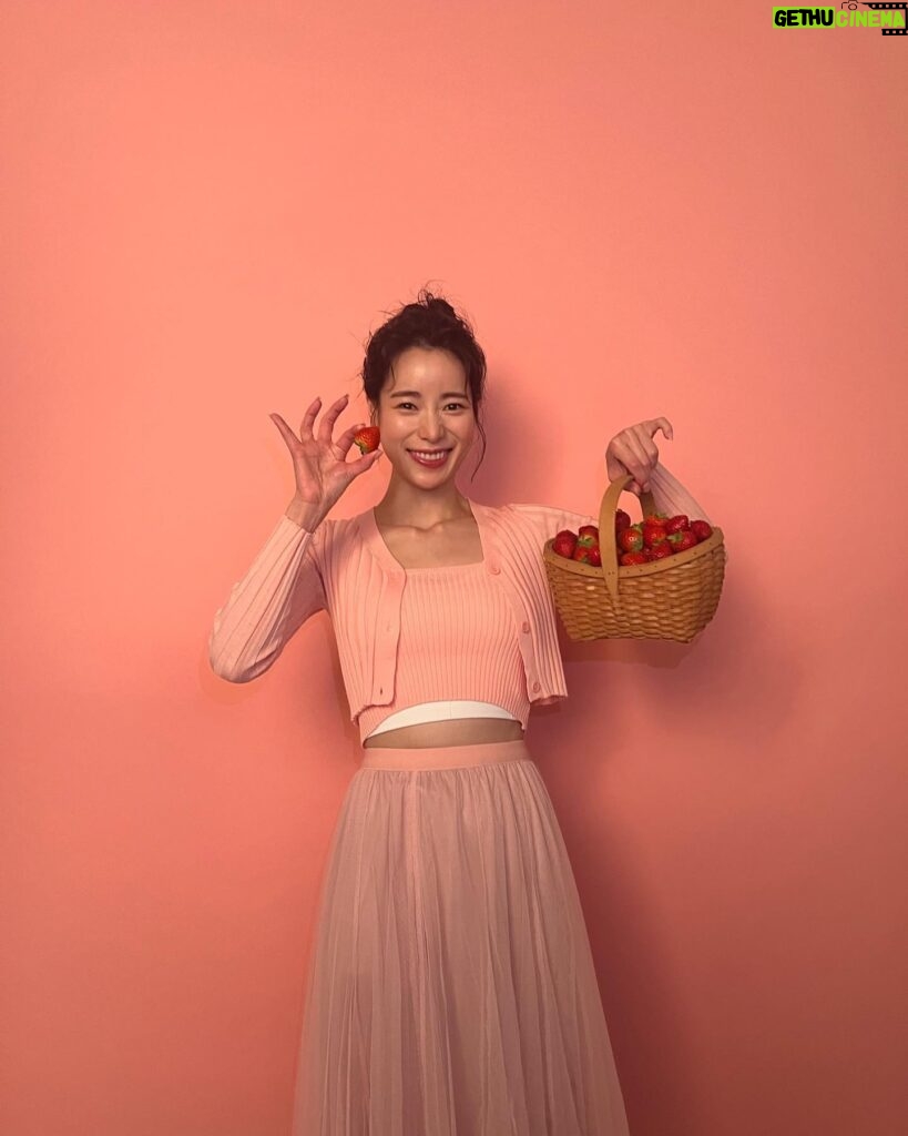 Lim Ji-yeon Instagram - 올해 크리스마스는 딸기가득 스초생🎄❤️