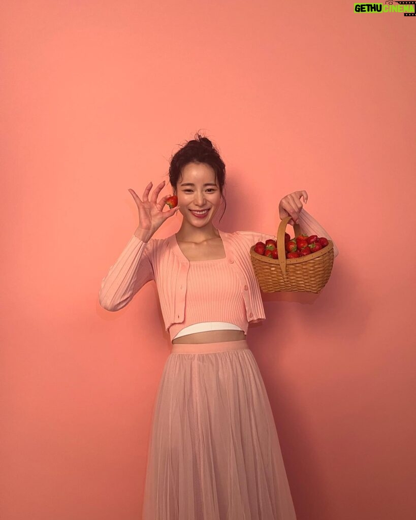 Lim Ji-yeon Instagram - 올해 크리스마스는 딸기가득 스초생🎄❤️