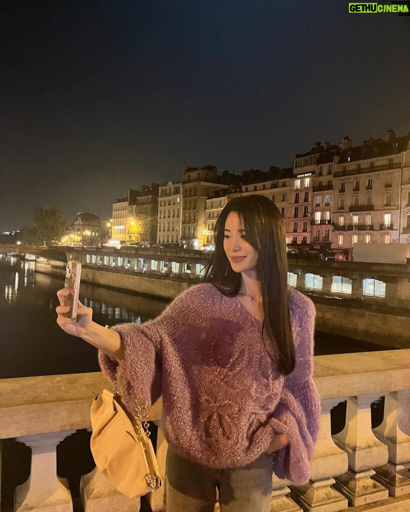 Lim Ji-yeon Instagram - 셀카찍지마🤔 #LOEWE #In Paris
