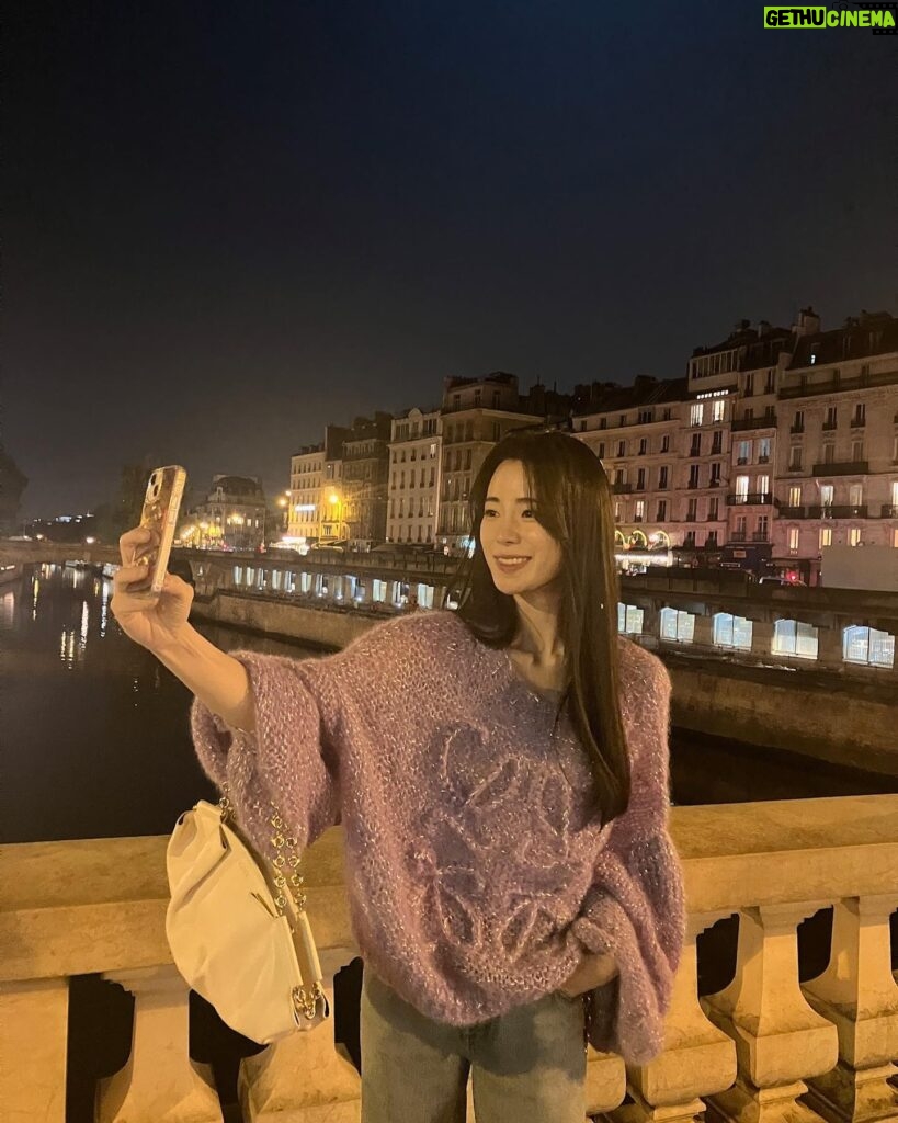 Lim Ji-yeon Instagram - 셀카찍지마🤔 #LOEWE #In Paris