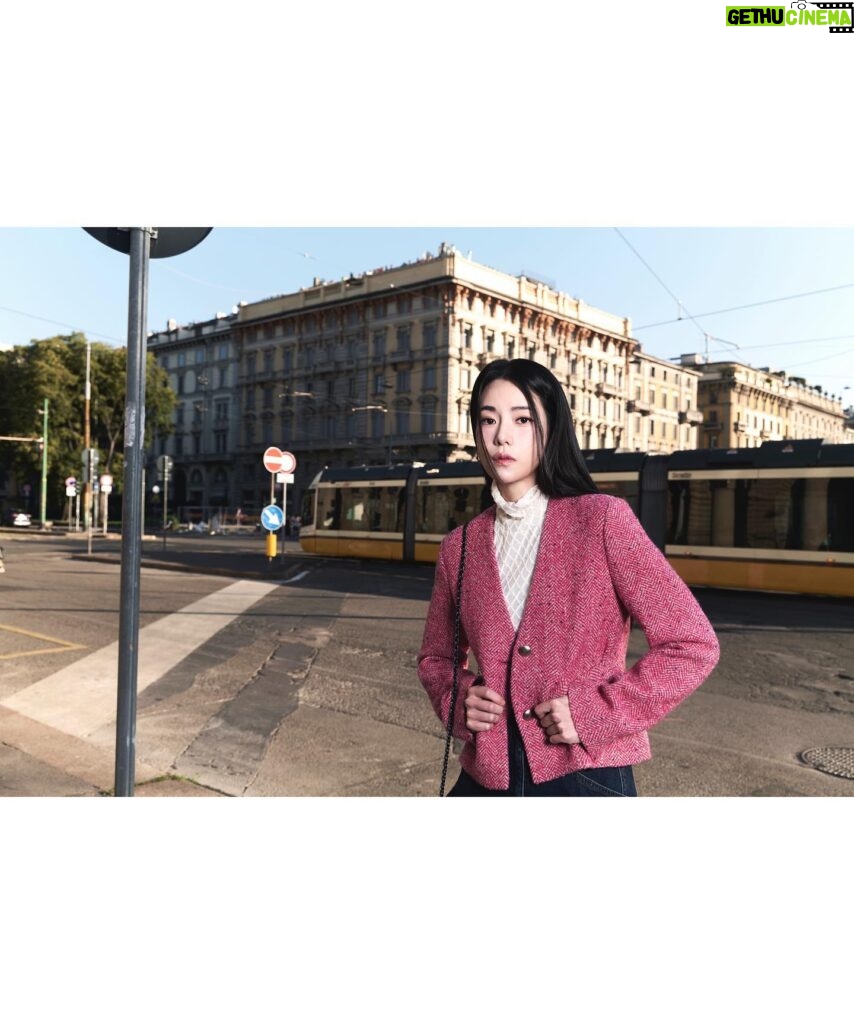 Lim Ji-yeon Instagram - SISLEY 23FW 가을 컬렉션in milan