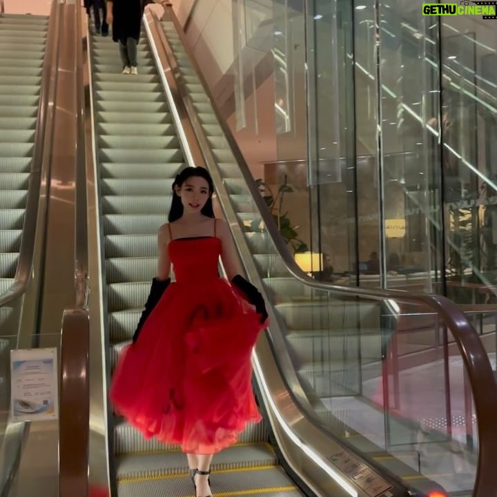 Lin Min-Chen Instagram - 3月第一週的點滴❤️ 1）感謝HSBC的邀請 小女感冒卡痰 聲音多多包容🙇🏻‍♀️ 2）飯戲攻心2謝票🤟🏻biu biu biu🤟🏻好開心見到大家 謝謝花兒還有禮物💝 Styled by @hazel_lcm Wardrobe: @maxandco @maxandco_asia Acc: @swarovski Sneakers: @iijinhk 3）4月號雜誌拍攝期待ing