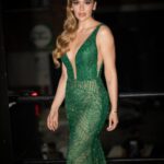 Lina Tejeiro Instagram - Domingo de eliminación. 💚 👗 : @johnlecksell 📸 : @oko.lg 💄 : @wenacostamua 💇🏼‍♀️: @oscartsanchez @luchitaluchis @maryluz.galeano.16