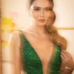Lina Tejeiro Instagram - Domingo de eliminación. 💚 👗 : @johnlecksell 📸 : @oko.lg 💄 : @wenacostamua 💇🏼‍♀️: @oscartsanchez @luchitaluchis @maryluz.galeano.16