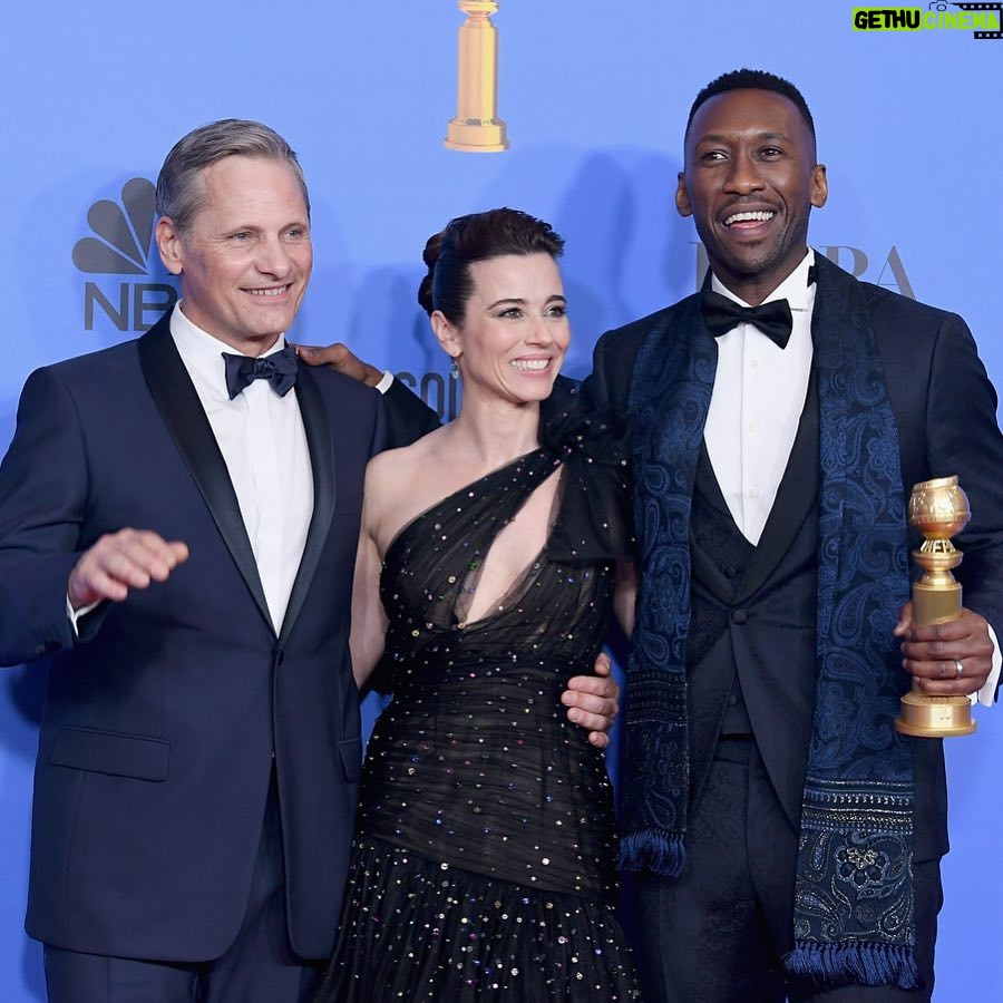 Linda Cardellini Instagram - What a night!!🎉🎉🎉Congratulations to our entire @greenbookmovie family! 🎉 Thank you #goldenglobes #hfpa 💚