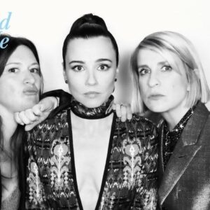 Linda Cardellini Instagram - Happy birthday @thelizfeldman !! 🎂🎉
Thank You for being such a brilliant and wonderful human being. Here’s a lil #tbt from our @deadtome season 1 party with @khutch555 (I love these two so much.) 🎉💛🎉