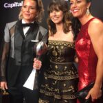 Linda Cardellini Instagram - I played a lot of soccer growing up. I was star struck last night. What a DREAM to meet these incredible women from @uswnt. 🤩 Thank you @mrapinoe @ashlynharris24 and @alikrieger for the pics. ✨ Congrats on winning BEST TEAM. You are heroes. 🏆🇺🇸⚽️⭐️ (pic 3 is my soccer #tbt ☺️) #espys #equalpay #nwsl 📸 #1 by: @richfury @gettyimages ✨