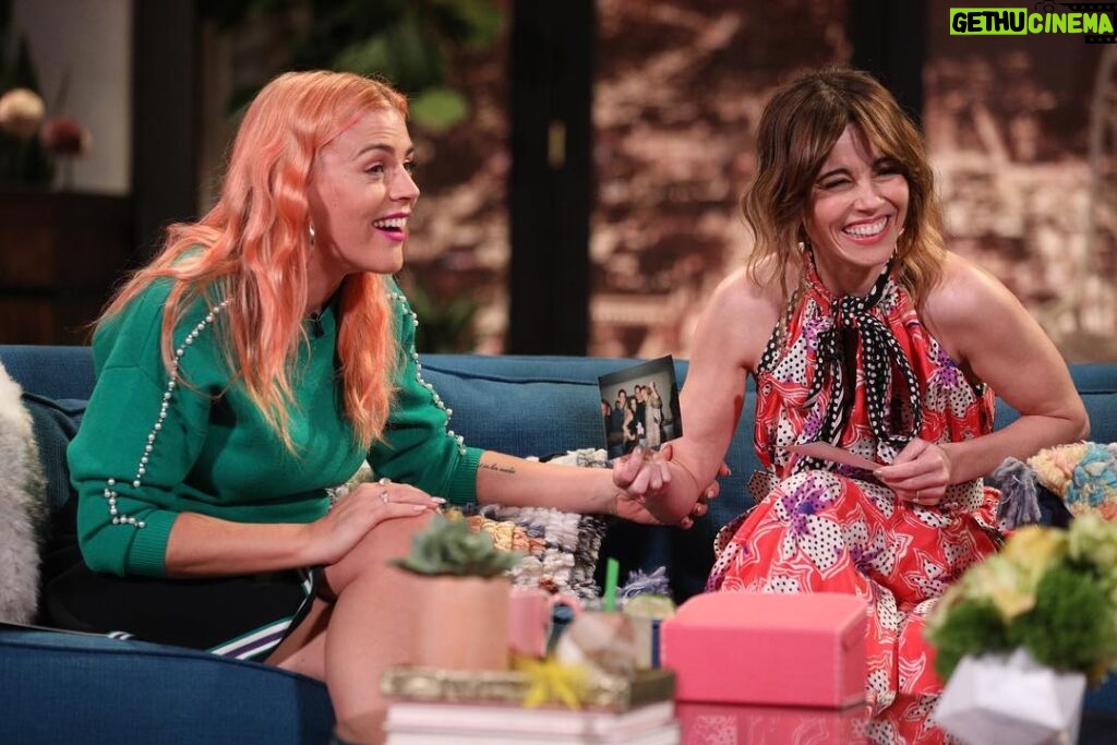 Linda Cardellini Instagram - Excited to be on #BusyTonight ❤️️ So much fun seeing my friend @BusyPhilipps for a little #FreaksandGeeks reunion. Watch tonight at 11/10C on E! ✨ #GreenBookMovie