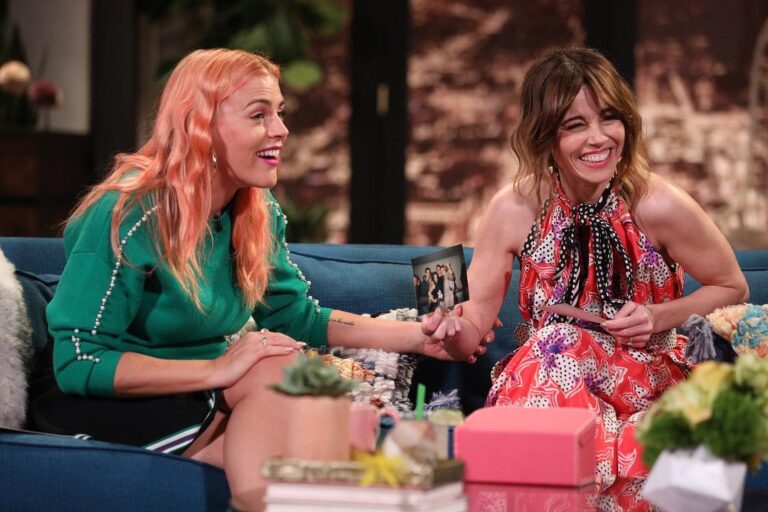 Linda Cardellini Instagram - Excited to be on #BusyTonight ❤️️ So much fun seeing my friend @BusyPhilipps for a little #FreaksandGeeks reunion. Watch tonight at 11/10C on E! ✨ #GreenBookMovie
