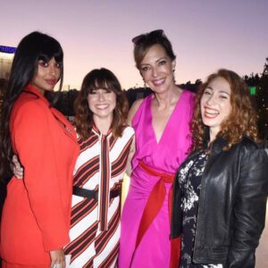 Linda Cardellini Instagram - I had so much fun last night hanging out with all of the incredible women at the #instylebaddasswomen dinner. ✨
Thank you @laurabrown99  @instylemagazine & @fostergrant ✨ @reginaspektor @sherriesilver @jameelajamilofficial @allisonbjanney ✨