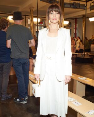 Linda Cardellini Instagram - This time last week in NYC...
Thank you to the beautiful @gabrielahearst for one of my favorite looks and for having me at your stunning spring/summer 2020 show. ✨ #nyfw #nyc #gabrielahearst 💛
