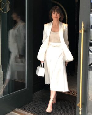 Linda Cardellini Instagram - This time last week in NYC...
Thank you to the beautiful @gabrielahearst for one of my favorite looks and for having me at your stunning spring/summer 2020 show. ✨ #nyfw #nyc #gabrielahearst 💛