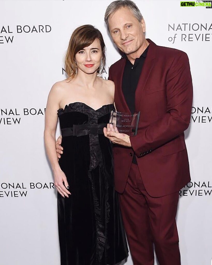 Linda Cardellini Instagram - Thank you to the National Board of Review for a wonderful night in NYC 🖤Congrats to #GreenBookMovie for winning Best Film, and to Viggo Mortensen for winning Best Actor! 🎉 #NBRawards