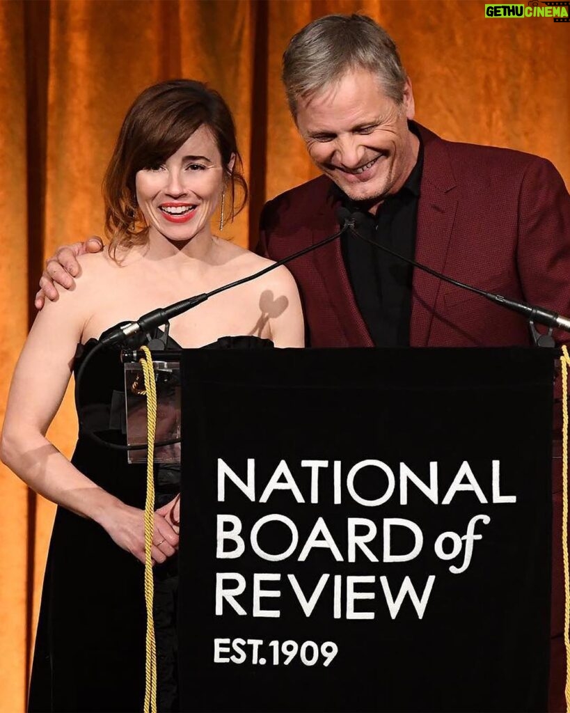 Linda Cardellini Instagram - Thank you to the National Board of Review for a wonderful night in NYC 🖤Congrats to #GreenBookMovie for winning Best Film, and to Viggo Mortensen for winning Best Actor! 🎉 #NBRawards